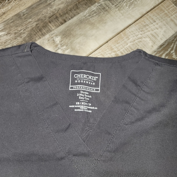 Cherokee women's scrub top - Picture 2 of 3